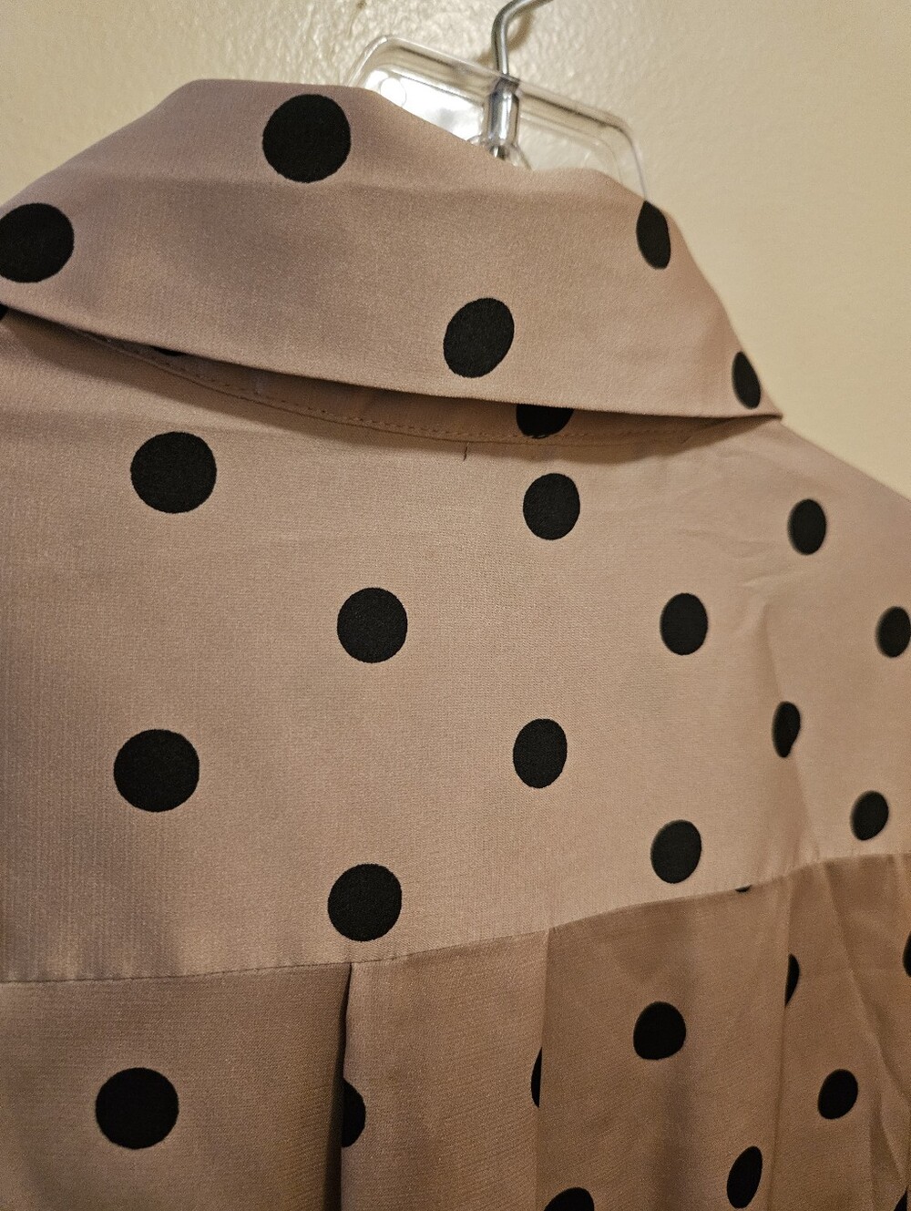 White House Black Market Beige/Tan & Black Polka Dot Lovely Ruffle Blouse, Sz 8 - Picture 9 of 16